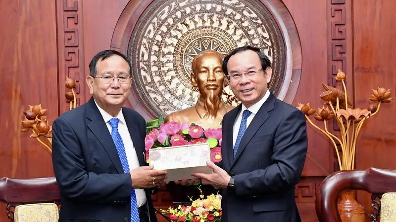 Bí thư Thành ủy TPHCM Nguyễn Văn Nên tặng quà lưu niệm đến Quốc vụ khanh Bộ Ngoại giao và Bộ Giáo dục Ấn Độ Rajkumar Ranjan Singh. Ảnh: VIỆT DŨNG