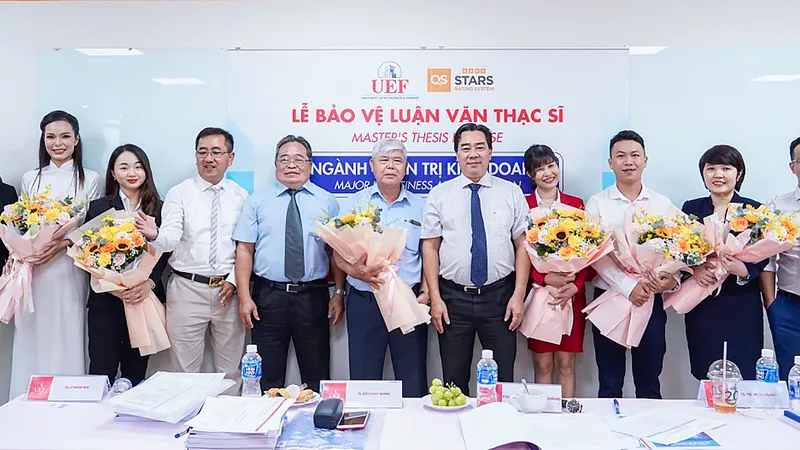 Ông Trịnh Đức Chinh (giữa) trong ngày bảo vệ luận văn tốt nghiệp cao học