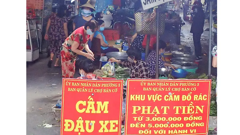 Ban quản lý chợ Bàn Cờ, phường 3 (quận 3, TPHCM) nghiêm khắc với tình trạng xả rác bừa bãi. Ảnh: HOÀNG HÙNG