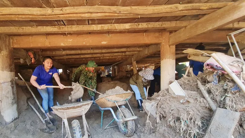 Nhiều nhà tại huyện Kỳ Sơn bị ngập trong bùn đất sau trận lũ quét