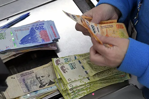 Kiểm đồng Peso của Argentina tại một siêu thị ở Buenos Aires