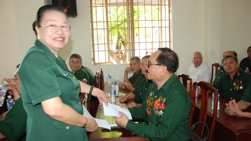 Nữ cựu chiến binh Nguyễn Thị Hồng Tươi tặng quà cho thương binh