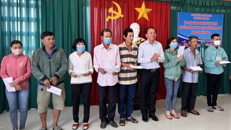 Người dân Đồng Nai gặp khó khăn đang điều trị bệnh dài ngày được trao tặng thẻ BHYT