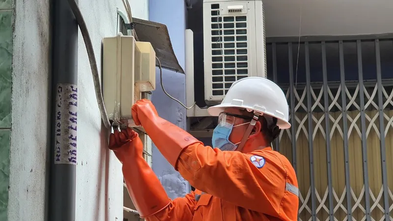 Công nhân ngành điện kiểm tra thiết bị điện tại một khu nhà trọ