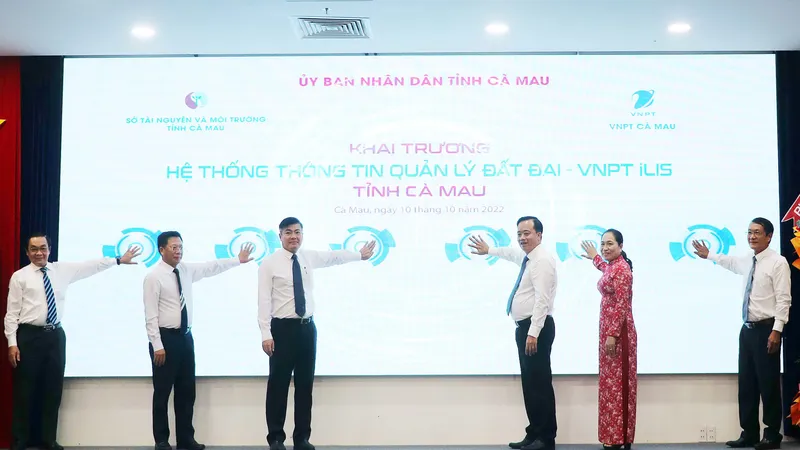 Chủ tịch UBND tỉnh Cà Mau Huỳnh Quốc Việt (thứ 3, từ phải qua) cùng lãnh đạo các sở ngành, VNPT khởi động vận hành Hệ thống thông tin quản lý đất đai (VNPT iLIS) tỉnh Cà Mau 