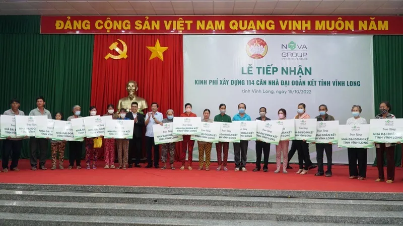 Ông Bùi Văn Nghiêm, Bí thư Tỉnh uỷ tỉnh Vĩnh Long và ông Bùi Xuân Huy, Chủ tịch HĐQT Novaland trao bảng tài trợ tượng trưng cho đại diện các hộ dân khó khăn