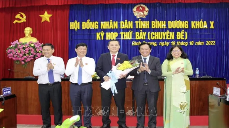 Chủ tịch HĐND tỉnh Bình Dương Phạm Văn Chánh nhận hoa của lãnh đạo Tỉnh ủy, UBND tỉnh sau khi cho thôi làm nhiệm vụ đại biểu HĐND nhiệm kỳ 2021-2026. Ảnh: TTXVN