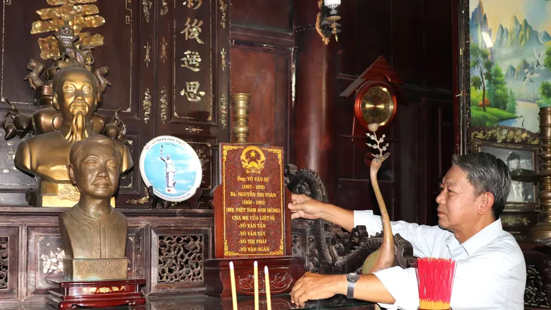 Ông Nguyễn Đô Lương (cháu ngoại đồng chí Võ Văn Ngân) chăm nom ngôi nhà thờ đồng chí Võ Văn Ngân