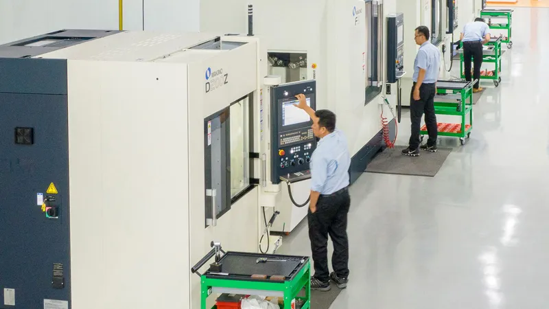 Công nhân Công ty Makino chế tạo chi tiết động cơ công nghiệp tại Khu Công nghệ cao TPHCM. Ảnh: HOÀNG HÙNG