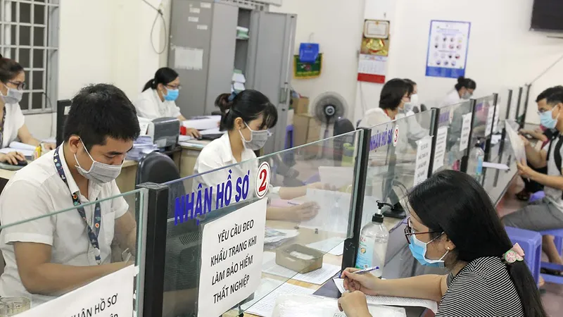 Người dân thực hiện nghiêm các biện pháp phòng chống dịch tại nơi công cộng. Ảnh: HOÀNG HÙNG