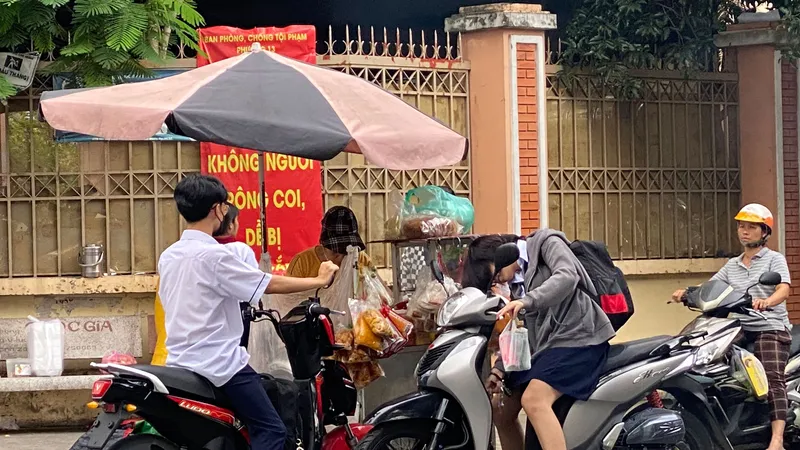 Tình trạng học sinh sử dụng xe mô tô trên 50cc để đi học, không đội nón bảo hiểm vẫn khá phổ biến