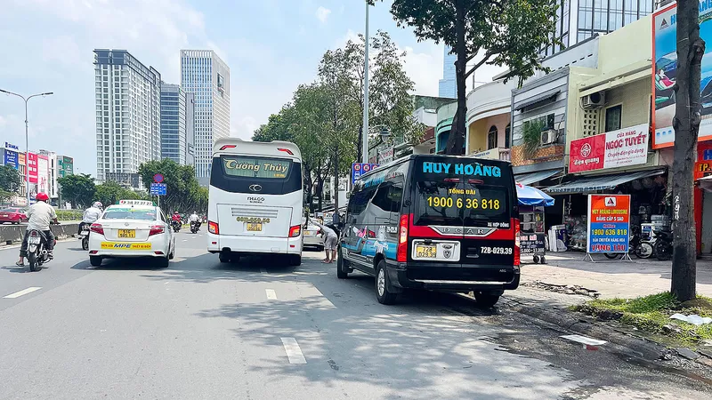 Hai xe đón khách dọc đường Điện Biên Phủ (quận Bình Thạnh, TPHCM) dù có biển cấm (ảnh chụp ngày 26-10)