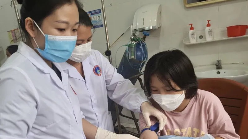 Lấy mẫu xét nghiệm cho trẻ ở huyện Chợ Đồn. Ảnh: CDC Bắc Kạn
