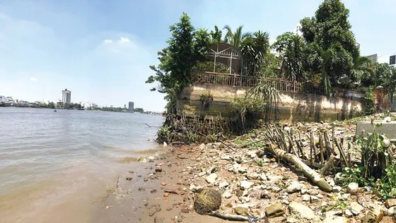 UBND TPHCM chỉ đạo xử lý công trình lấn chiếm hành lang bảo vệ bờ sông