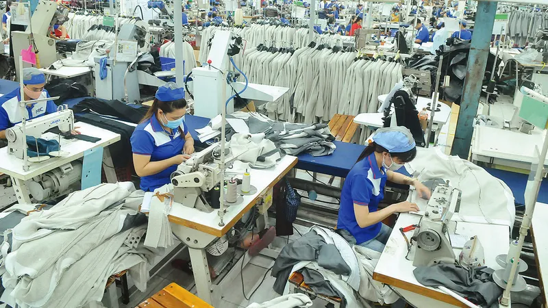 May veston xuất khẩu tại Tổng Công ty cổ phần may Nhà Bè (TPHCM). Ảnh: CAO THĂNG