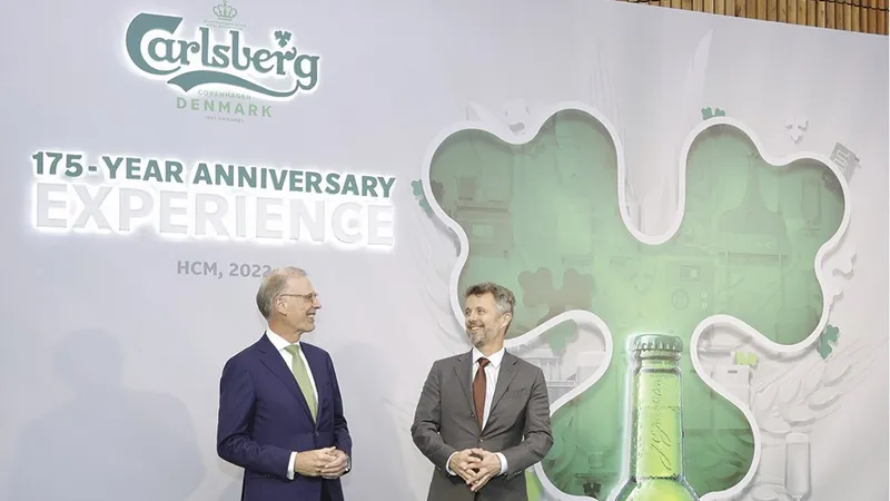 Chủ tịch Tập đoàn Carlsberg - ông Cees’t Hart (bên trái) đón tiếp Thái tử kế vị của Đan Mạch (bên phải) tại sự kiện kỷ niệm 175 năm thành lập