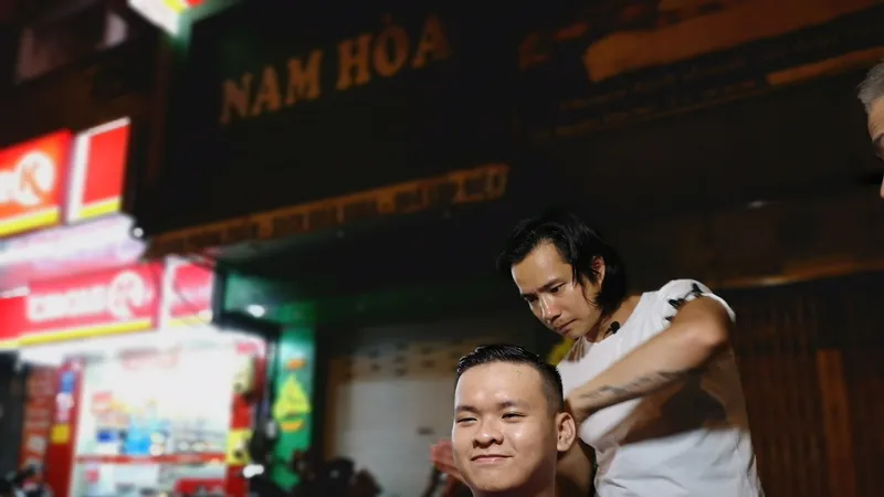 Sky Lê cắt tóc miễn phí cho người dân trên đường phố TPHCM