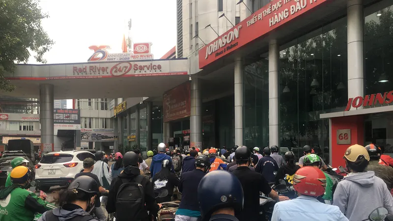 Xăng tăng giá, người dân vẫn xếp hàng 