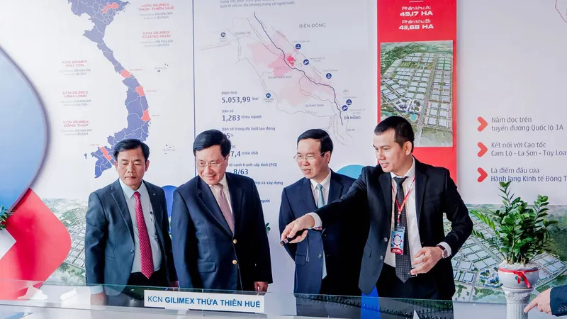Thường trực Ban Bí thư Võ Văn Thưởng và Phó Thủ tướng Thường trực Phạm Bình Minh tham quan mô hình dự án
