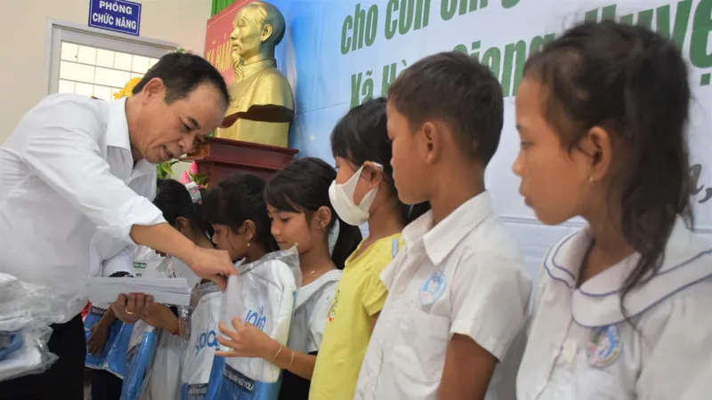 150 suất học bổng tiếp sức con em gia đình chính sách tại Trà Vinh