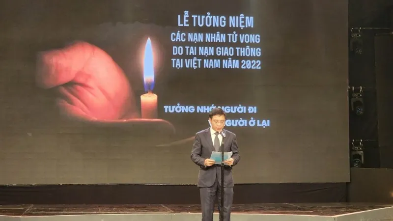 Bộ trưởng Bộ GTVT, Phó Chủ tịch thường trực Uỷ ban ATGT Quốc gia Nguyễn Văn Thắng phát biểu tại Lễ tưởng niệm. Ảnh: VOV