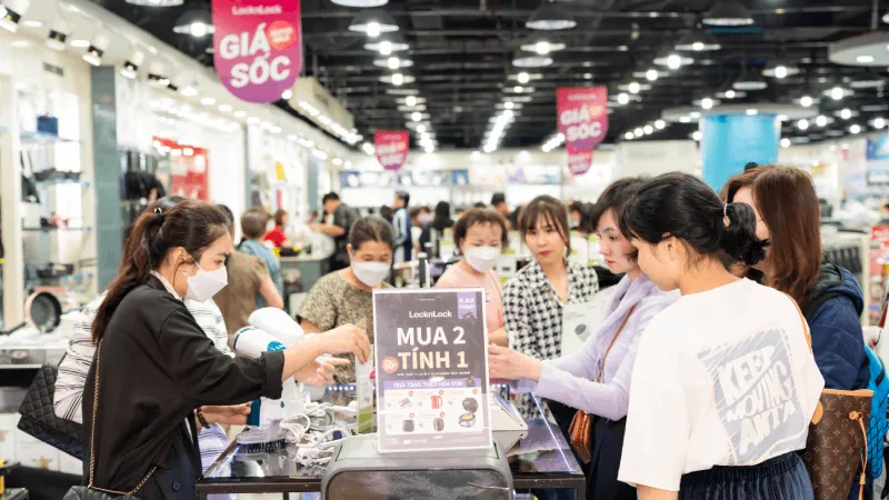 Tấp nập “săn hàng” giá tốt tại Vincom Black Friday 2022