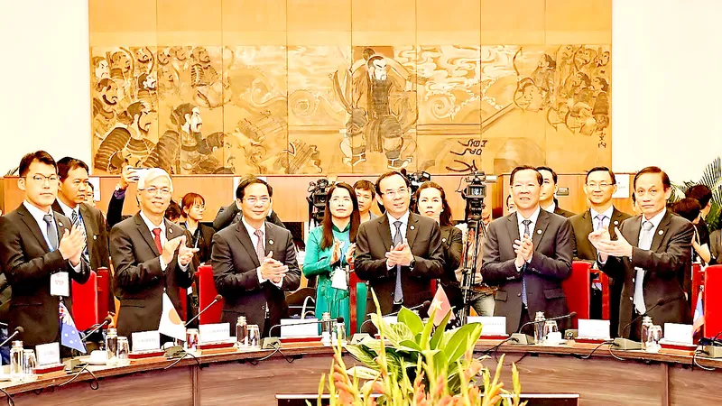 Các đồng chí lãnh đạo Trung ương, TPHCM và đại biểu tại phiên khai mạc. Ảnh: VIỆT DŨNG