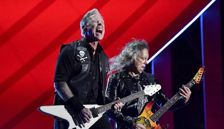 James Hetfield và Kirk Hammett của Metallica diễn tại New York hôm 24-9