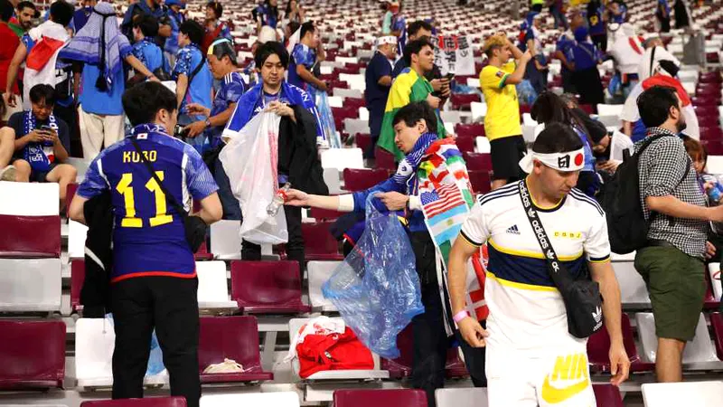 Người hâm mộ Nhật Bản nán lại trên khán đài sau mỗi trận đấu World Cup để dọn dẹp sạch rác