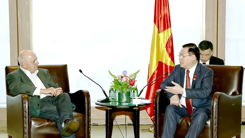 Chủ tịch Quốc hội Vương Đình Huệ tiếp Bộ trưởng Bộ Ngân khố Bang Victoria Tim Pallas