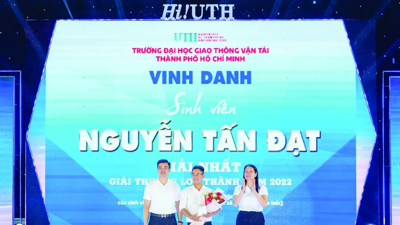 Sinh viên Nguyễn Tấn Đạt được tuyên dương trong chương trình vì đoạt giải nhất Loa Thành