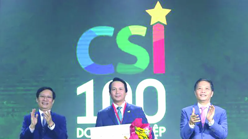 Ông Trần Long, Phó Tổng Giám đốc BIDV, đại diện ngân hàng nhận giải thưởng