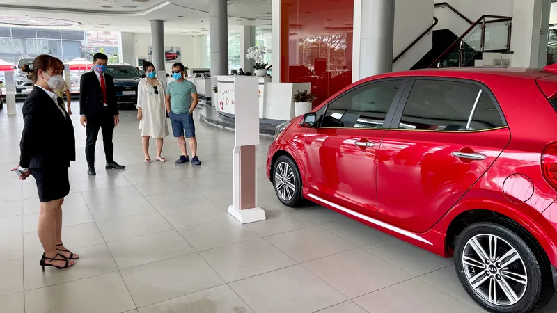Khách hàng xem, chọn mua xe tại một showroom ở quận 7, TPHCM. Ảnh: Hoàng Hùng