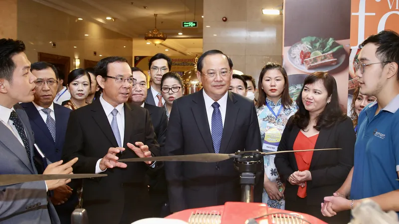 Bí thư Thành ủy TPHCM Nguyễn Văn Nên và Phó Thủ tướng Lào Sonexay Siphandone tham quan gian hàng giới thiệu sản phẩm tại diễn đàn. Ảnh: HOÀNG HÙNG