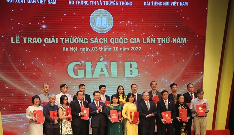 Các tác giả nhận giải B Giải thưởng Sách quốc gia lần thứ V
