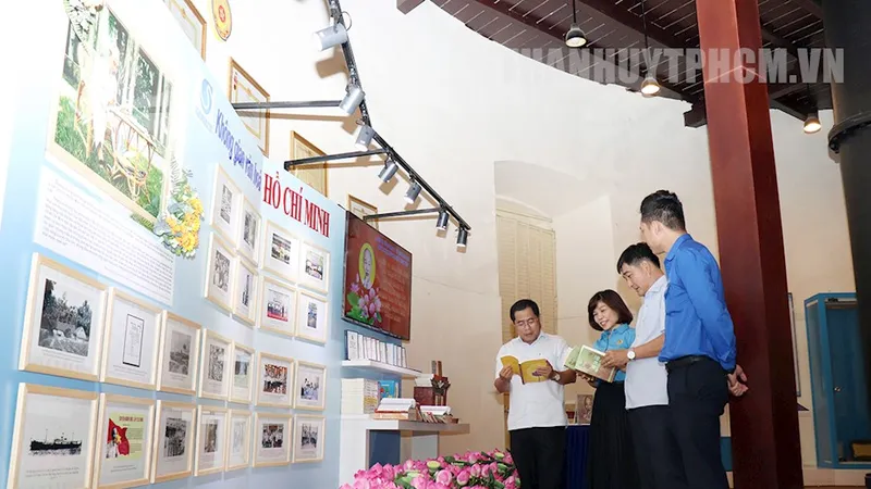 Các đại biểu tham quan triển lãm “Không gian văn hóa Hồ Chí Minh” tại Phòng truyền thống ngành cấp nước TPHCM. Ảnh: MT&ĐT