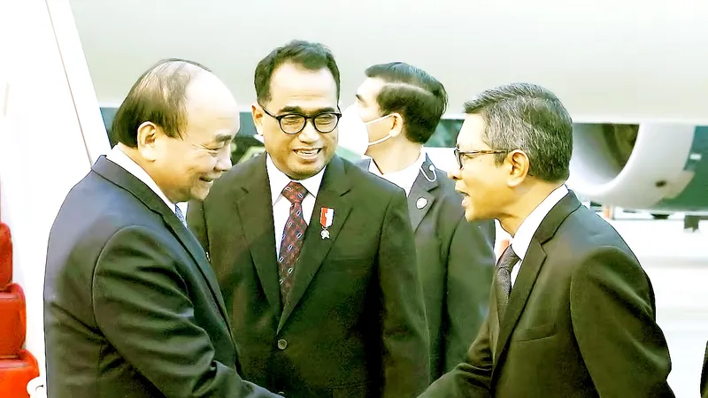 Chủ tịch nước Nguyễn Xuân Phúc bắt đầu chuyến thăm Indonesia