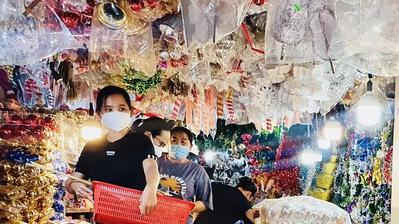 Khách chọn mua đồ trang trí Noel tại một cửa hàng ở quận 5, TPHCM