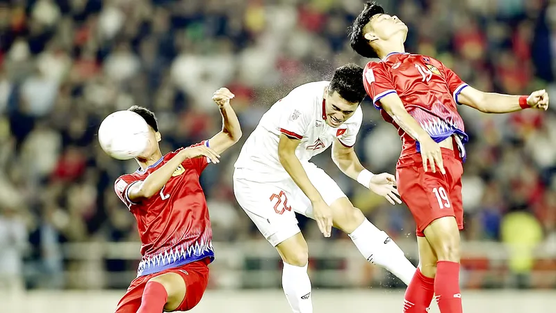 Tiến Linh (áo trắng) đánh đầu mở tỷ số cho tuyển Việt Nam trong trận thắng Lào 6 - 0. Ảnh: THANH QUỐC