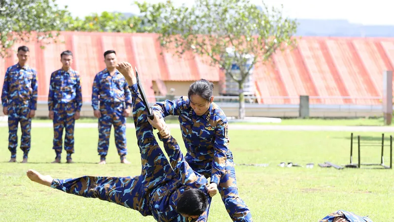  Đại úy Phạm Thị Hà luyện võ đối kháng cùng các chiến sĩ. Ảnh: QUANG PHÚC