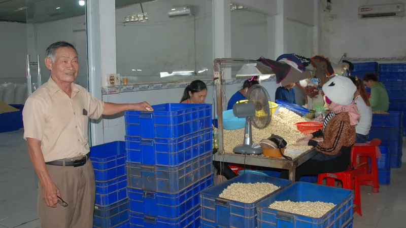 Cựu chiến binh Bùi Văn Tân trong cơ sở chế biến điều của mình