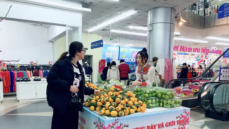 Người dân mua sắm tại siêu thị Co.opmart Hải Phòng