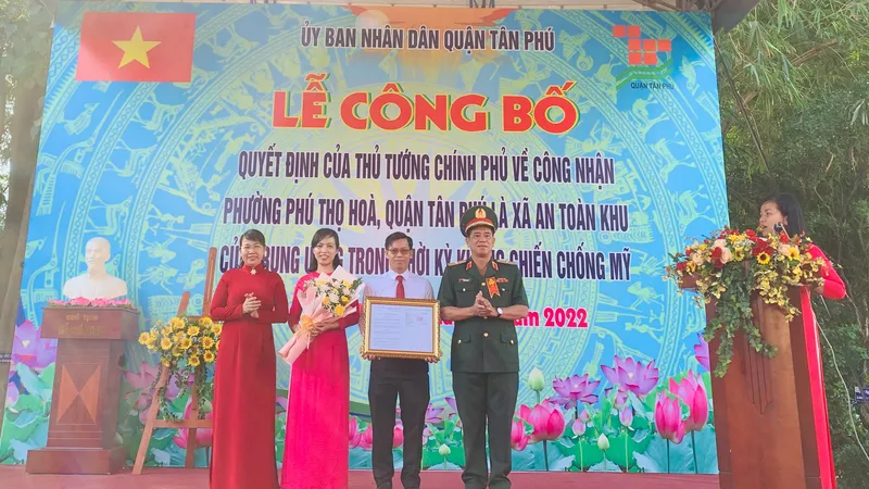 Bí thư Quận ủy quận Tân Phú Lê Thị Kim Hồng trao quyết định của Thủ tướng Chính phủ về công nhận phường Phú Thọ Hòa là xã An toàn khu của Trung ương trong thời kỳ kháng chiến chống Mỹ. Ảnh: CHÍ THẠCH 
