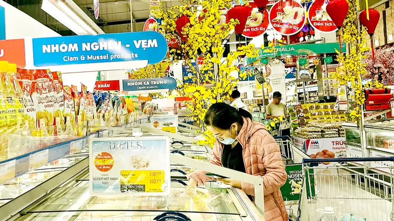 Khách chọn mua thực phẩm tại MM Mega Market quận 12 cuối tháng 12-2022