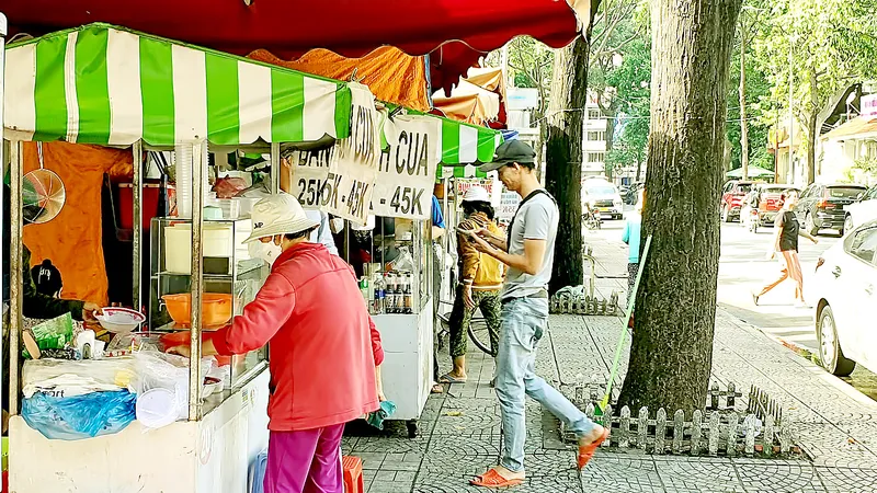 Phố hàng rong đường Nguyễn Văn Chiêm, quận 1 được sắp xếp ngăn nắp