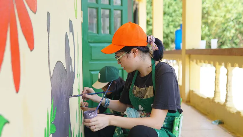 Tình nguyện viên cải tạo các điểm trường mầm non tại tỉnh Hòa Bình