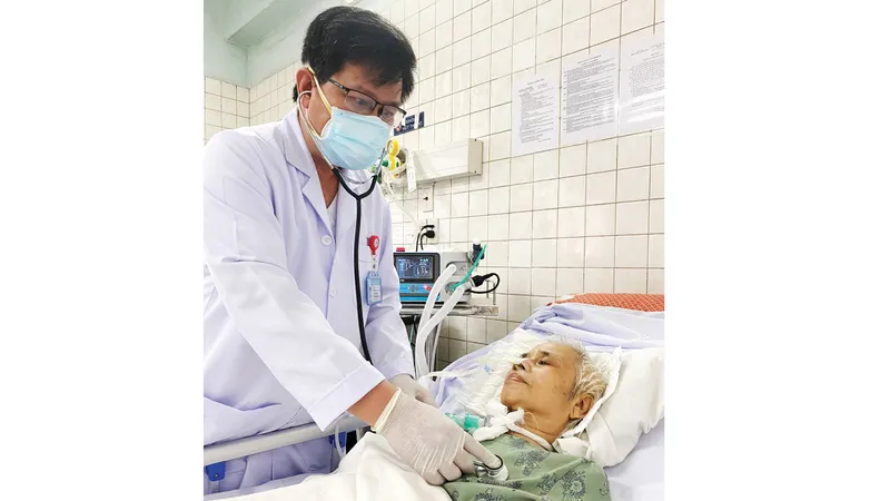 Bác sĩ CKII Ngô Thế Hoàng, Trưởng khoa Nội hô hấp, Bệnh viện Thống Nhất, thăm khám bệnh nhân