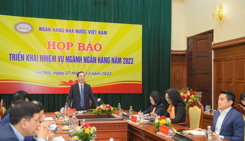 Phó Thống đốc NHNN Đào Minh Tú phát biểu tại buổi họp báo. Ảnh: M.P - Đangcongsan