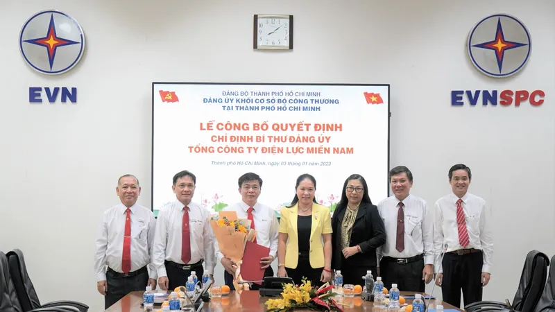 Bà Lê Thị Hồng Nga - Bí thư Đảng ủy Khối Cơ sở Bộ Công thương tại TP Hồ Chí Minh trao Quyết định chỉ định Bí thư Đảng ủy Tổng công ty Điện lực miền Nam nhiệm kỳ 2020-2025 cho đồng chí Lê Văn Trang