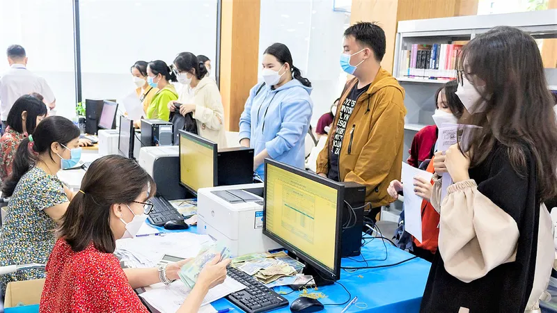 Tân sinh viên Trường ĐH Công nghiệp Thực phẩm TPHCM đóng học phí nhập học năm học 2022-2023